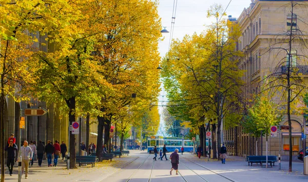 ZURICH, SWitzERLAND, 25 Ekim 2015: İsviçre 'nin Zürih kentindeki Bahnhofstrasse' de trafik ve alışveriş merkezi. Bahnhofstrasse dünyadaki en pahalı alışveriş caddelerinden biridir..