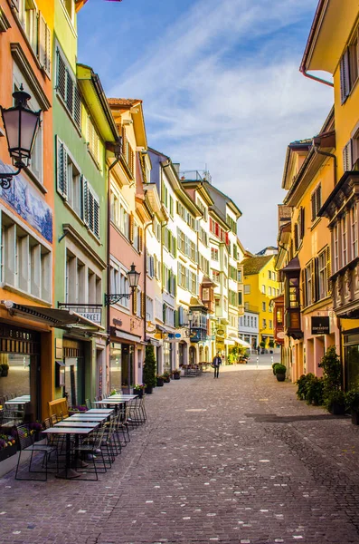 ZURİH, SWitzERLAND, 24 EKİM 2015: İsviçre 'deki Zürih' in tarihi merkezinden geçen dar bir caddenin görüntüsü