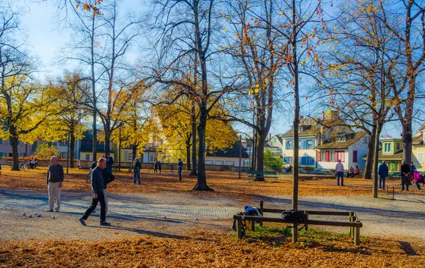 ZURICH, SWitzERLAND, ECTOBER 24, 2015: İnsanlar İsviçre 'nin merkezindeki Lindenhof parkında güneşli bir günün tadını çıkarıyorlar.