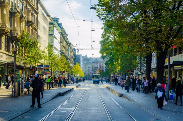 ZURICH, SWitzERLAND, 25 Ekim 2015: İsviçre 'nin Zürih kentindeki Bahnhofstrasse' de trafik ve alışveriş merkezi. Bahnhofstrasse dünyadaki en pahalı alışveriş caddelerinden biridir..