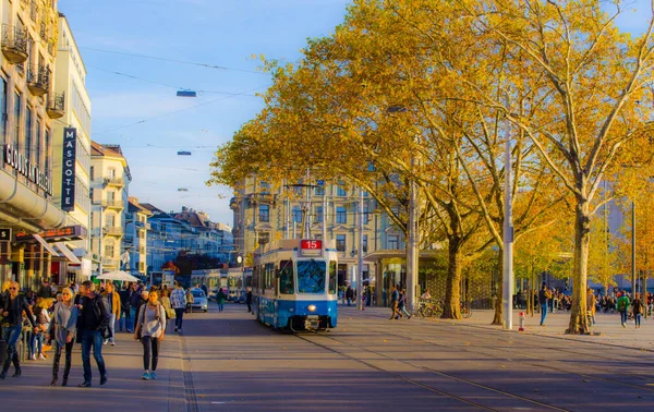 Zurich Suíça Outubro 2015 Pessoas Estão Passando Por Sechsenlautenplatz Zurique — Fotografia de Stock