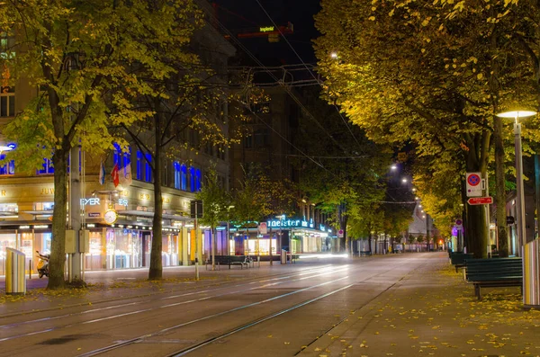 ZURICH, SWitzERLAND, 25 Ekim 2015: İsviçre 'nin Zürih kentindeki Bahnhofstrasse kentindeki trafik ve alışveriş merkezi. Bahnhofstrasse dünyadaki en pahalı alışveriş caddelerinden biridir..