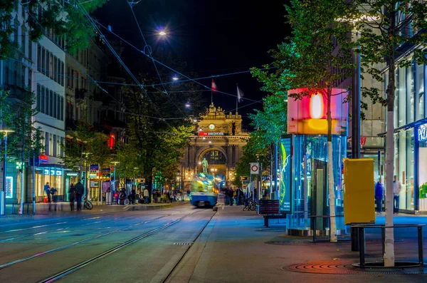 ZURİH, SWitzerland, 25 Ekim 2015: Zürih 'teki aydınlanmış bahnhofstrasse caddesinin gece manzarası dünyanın en pahalı Moset alışveriş caddesi olarak kabul edilir.