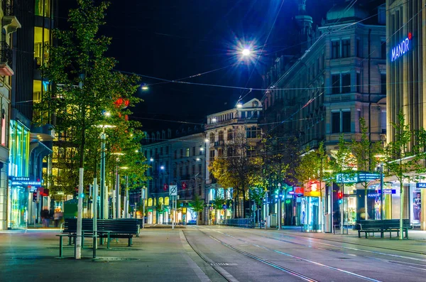 ZURİH, SWitzerland, 25 Ekim 2015: Zürih 'teki aydınlanmış bahnhofstrasse caddesinin gece manzarası dünyanın en pahalı Moset alışveriş caddesi olarak kabul edilir.