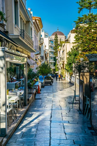 Atina 'nın plaka bölgesinde dar bir cadde manzarası