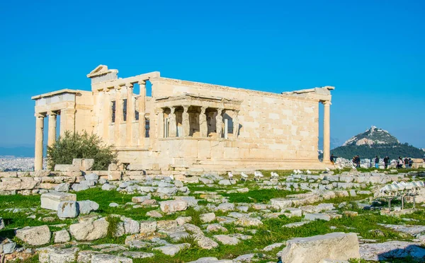 位于希腊首都雅典的雅典卫城遗址的古老的雅典神庙的废墟景观 — 图库照片