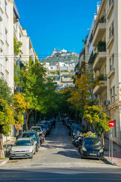 Sonunda Lycabetus Tepesi 'nin olduğu merkez Atina' daki dar bir caddenin manzarası..