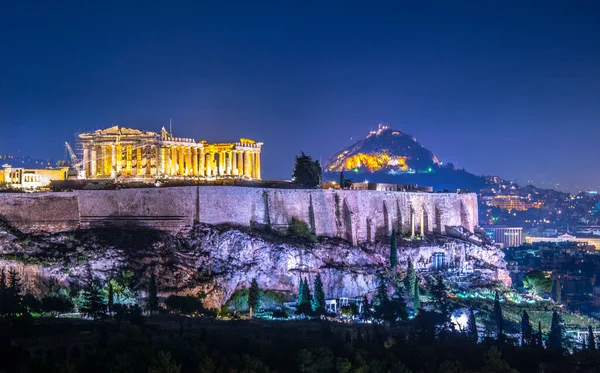 在希腊雅典雅典卫城山的帕迪农和英雄建筑拍摄在蓝色小时与月亮在天空 — 图库照片