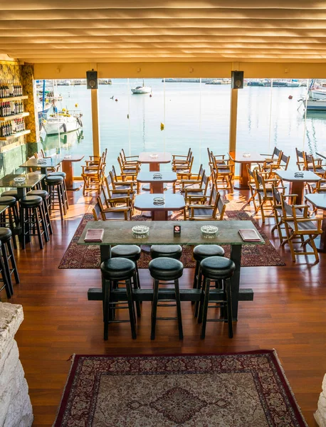 Manzaralı modern restoran iç mimarisi