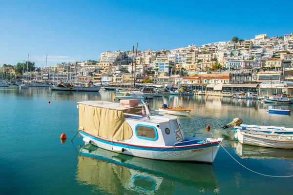 Yunanistan 'ın Pireus limanındaki iskan marinası manzarası