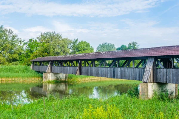 Bregenz, Austri yakınlarındaki Bodensee Gölü 'ne giden bir kanalın üzerindeki köprüde.