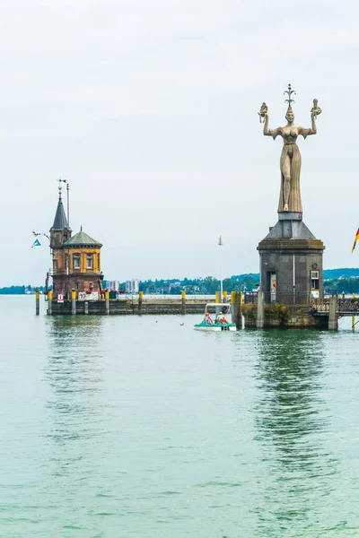 Blick Auf Einen Leuchtturm Mit Einer Berühmten Drehstatue Konstanzer Hafen — Stockfoto