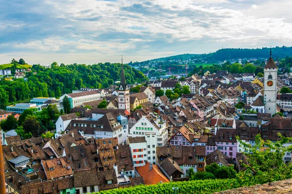 İsviçre şehri Schaffhausen ve Munot kalesinin tepesinden alınan Aziz John Kilisesi 'nin havadan görünüşü.