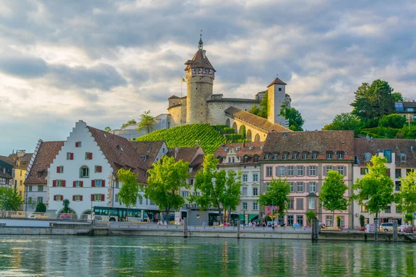 İsviçre 'nin Schaffhausen kentindeki Munot kalesi yazın günbatımında Ren nehrine yansıyor.
