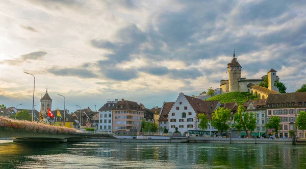 İsviçre 'nin Schaffhausen kentindeki Munot kalesi yazın günbatımında Ren nehrine yansıyor.
