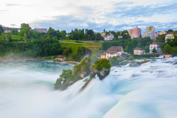 Schaffhausen, Switzerlan yakınlarındaki günbatımında Avrupa 'nın en büyük şelalesi - Rheinfall - manzarası