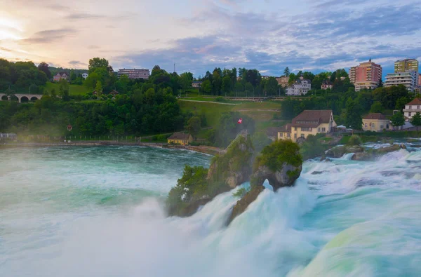 Schaffhausen, Switzerlan yakınlarındaki günbatımında Avrupa 'nın en büyük şelalesi - Rheinfall - manzarası