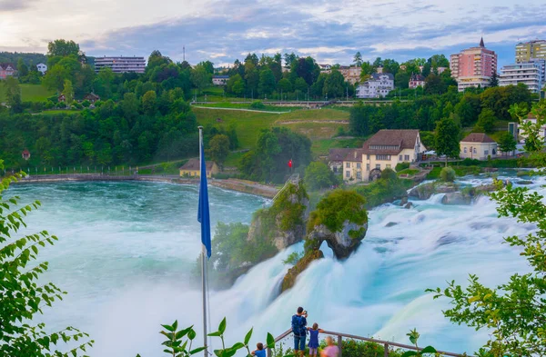 Schaffhausen, Switzerlan yakınlarındaki günbatımında Avrupa 'nın en büyük şelalesi - Rheinfall - manzarası