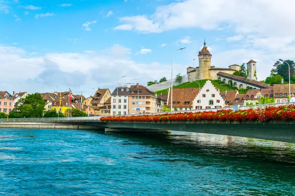 İsviçre 'nin Schaffhausen kentindeki Munot kalesi yazın Ren nehrine yansıyor.