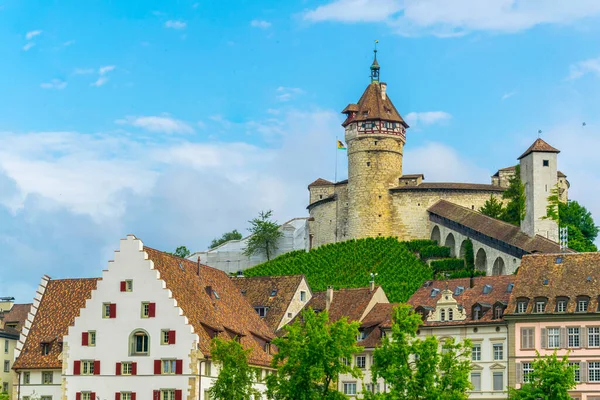 Geleneksel evlerin arkasındaki İsviçre şehrindeki Munot kalesi.