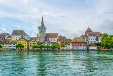 İsviçre 'deki Diessenhofen kasabasının manzarası Rhei nehri üzerindeki ahşap bir köprüyle Almanya' ya bağlı.
