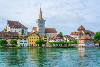 İsviçre 'deki Diessenhofen kasabasının manzarası Rhei nehri üzerindeki ahşap bir köprüyle Almanya' ya bağlı.
