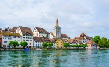 İsviçre 'deki Diessenhofen kasabasının manzarası Rhei nehri üzerindeki ahşap bir köprüyle Almanya' ya bağlı.