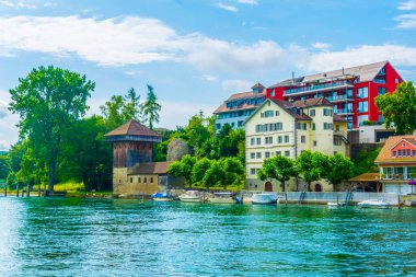 İsviçre 'deki Diessenhofen kasabasının manzarası Rhei nehri üzerindeki ahşap bir köprüyle Almanya' ya bağlı.