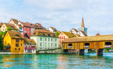 İsviçre 'deki Diessenhofen kasabasının manzarası Rhei nehri üzerindeki ahşap bir köprüyle Almanya' ya bağlı.