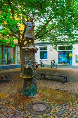 Alman kenti Konstan 'da komik şekilli bir çeşmenin manzarası