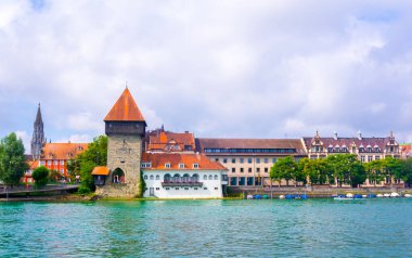 Bodensee Gölü kıyısındaki Rheintorturm Kulesi, Konstanz, Almanya