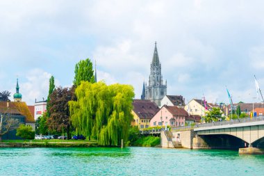 Konstanz 'daki kadınımızın katedrali Bodensee Gölü kıyısında duruyor, Alman.