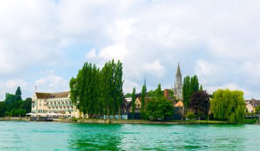 Konstanz 'daki hanımefendimizin ve Steigenberger otelinin katedrali Bodensee Gölü' nün kıyısında duruyor.