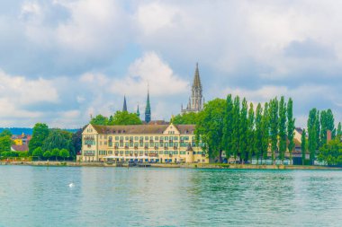 Konstanz 'daki hanımefendimizin ve Steigenberger otelinin katedrali Bodensee Gölü' nün kıyısında duruyor.