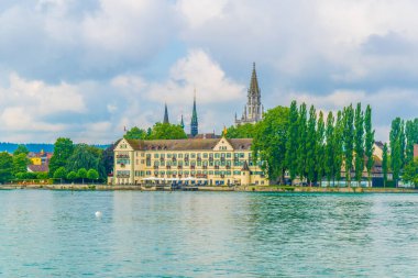 Konstanz 'daki hanımefendimizin ve Steigenberger otelinin katedrali Bodensee Gölü' nün kıyısında duruyor.