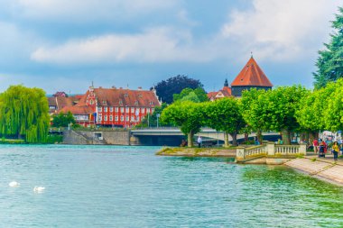 Alman kenti Konstanz 'ın göl kenarındaki gezinti alanı