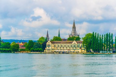 Konstanz 'daki hanımefendimizin ve Steigenberger otelinin katedrali Bodensee Gölü' nün kıyısında duruyor.