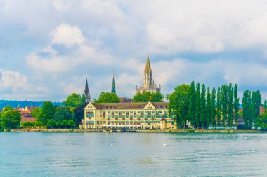 Konstanz 'daki hanımefendimizin ve Steigenberger otelinin katedrali Bodensee Gölü' nün kıyısında duruyor.