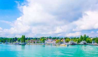 Almanca Konstanz ve Meersburg arasında insan taşıyan tekneler için bir yolcu feribot terminali.