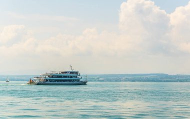 Almanya 'da Konstanz ve Meersburg arasında insan taşıyan bir yolcu feribotunun görüntüsü