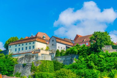Meersburg 'daki ortaçağ şatosu Almanya' da Bodensee Gölü 'ne bakan bir tepeye kurulmuştur.