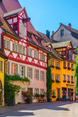 Alman şehri Meersbur 'da renkli yüzlü evler