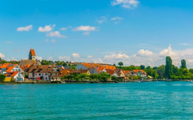 Almanya 'da Bodensee kıyısındaki bir köyün manzarası