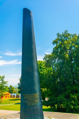 Alman şehri Friedrichshafen 'deki Zeppelin anıtı ünlü hava gemilerinin yaratıldığı yeri hatırlatıyor. Tabela, hava gemilerinin hayati yolculuğunu anlatıyor.