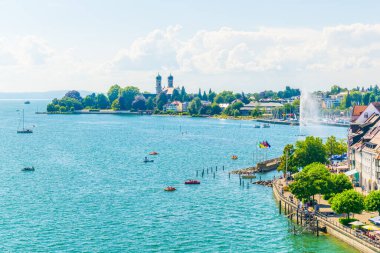 Friedrichshafen, Almanya 'daki Schlosskirche Kilisesi ve göl kenarındaki gezinti alanı