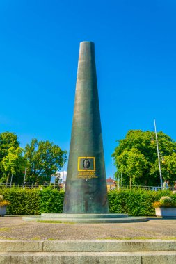Alman şehri Friedrichshafen 'deki Zeppelin anıtı ünlü hava gemilerinin yaratıldığı yeri hatırlatıyor. Tabela, hava gemilerinin hayati yolculuğunu anlatıyor.
