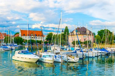 Alman limanı Lindau 'da bulunan marina ve Mangturm kulesinin görüntüsü