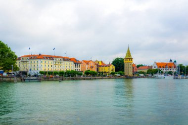 Alman kenti Lindau 'da güneş doğarken meşhur Bayerisches hof binası manzaralı bir liman.