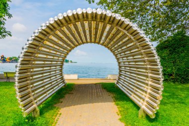 Bregenz, Avusturya 'da bir parkta ahşap bir tünel.