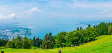 Lindau ve Bregenz 'in tarihi şehirleriyle Bodensee / Lake Constance' ın hava görüntüsü